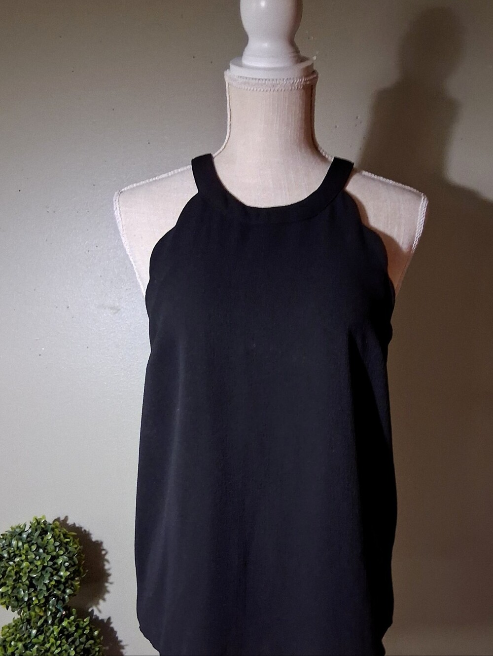 Vintage "monteau los angeles" - Black Sleevless Top, Scalloped Sides - Like New